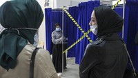 Minoritas muslim Chec memilih di TPS di Kota Grozny, (17/9)  untuk menentukan anggota parlemen yang disebut sebagai Duma.  Parlemen ini dipilih selama lima tahun sekali. (AP Photo/Musa Sadulayev)