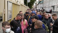 Warga mengantri memilih dalam pemilu legislatif di TPS di Kota Moskow, Rusia (17/9). Sistem parlemen di Rusia menganut sistem dua kamar (bikameral) yakni majelis tinggi (majelis federal) dan majelis rendah (duma/DPR). Duma dipilih langsung melalui sistem pemilu yang diikuti partai politik. Sementara majelis federal beranggotakan sejumlah politisi maupun pejabat tertentu. (AP Photo/Pavel Golovkin)