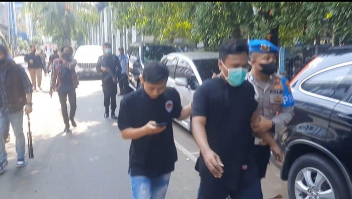 Pria berkaus hitam hendak kabur dari Polda Metro (Yogi Ernes/detikcom)