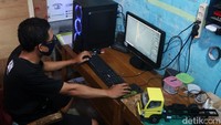 Bahan untuk membuat miniatur bus ini menggunakan akrilik dan fiber resin untuk body dan interiornya. Sedangkan untuk ban memesan ke produsen khusus ban miniatur bus.
