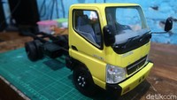 Terkait harga, pria yang sehari-hari membuat beragam miniatur ini mengaku beragam karena menyesuaikan pesanan. Namun, untuk harga minimal dia mematok di angka Rp 2 juta.