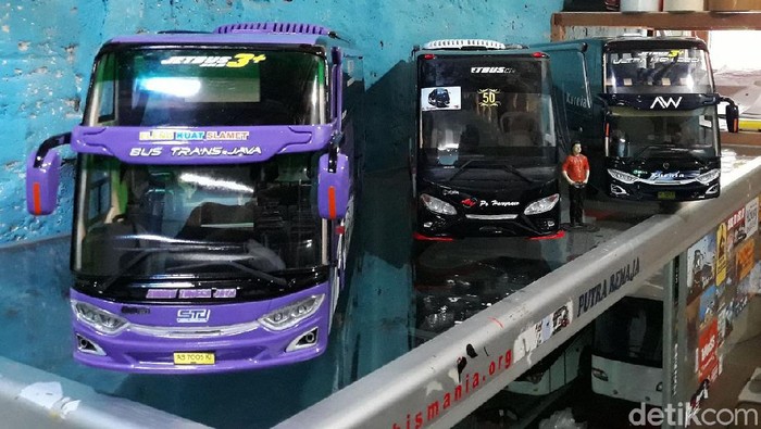 Pria di Gunungkidul Ini Bikin Miniatur Bus Seharga Jutaan Rupiah Berawal dari kesukaannya akan bus, seorang pemuda asal Kalurahan Bendungan, Kapanewon Karangmojo, Kabupaten Gunungkidul membuat miniatur bus menyerupai bentuk aslinya. Bahkan, miniatur bus karyanya dihargai jutaan rupiah.