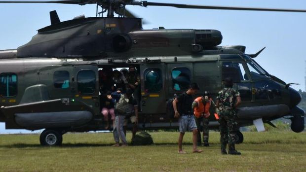 Proses evakuasi 9 nakes dan 1 anggota TNI di Papua