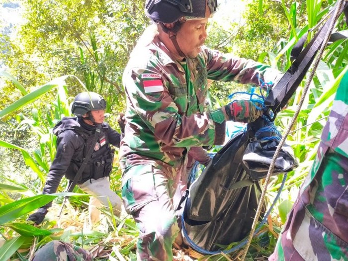 Proses evakuasi jenazah Suster Gabriella Maelani (22), salah satu nakes korban kekejaman KKB berlangsung dramatis. Aparat ditembaki KKB. (Foto: dok. TNI AD)