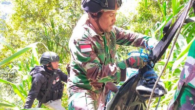 Momen Dramatis TNI-Polri Evakuasi Jenazah Suster Gabriella dari Jurang