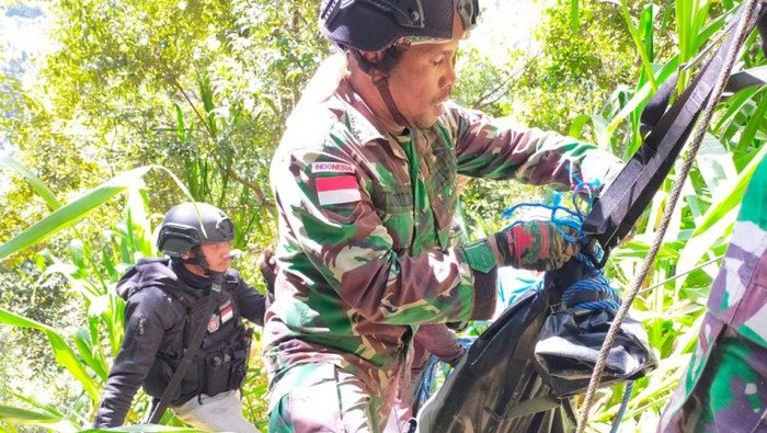 Proses evakuasi jenazah Suster Gabriella Maelani (22), salah satu nakes korban kekejaman KKB berlangsung dramatis. Aparat ditembaki KKB. (Foto: dok. TNI AD)