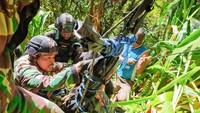 Foto: Proses evakuasi jenazah suster Gabriella Maelani (22), salah satu nakes korban kekejaman KKB berlangsung dramatis. Aparat ditembaki KKB. (dok TNI AD)