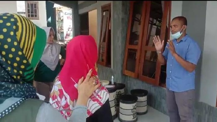 Rumah Suroto digeruduk Emak-emak Peternak Blitar
