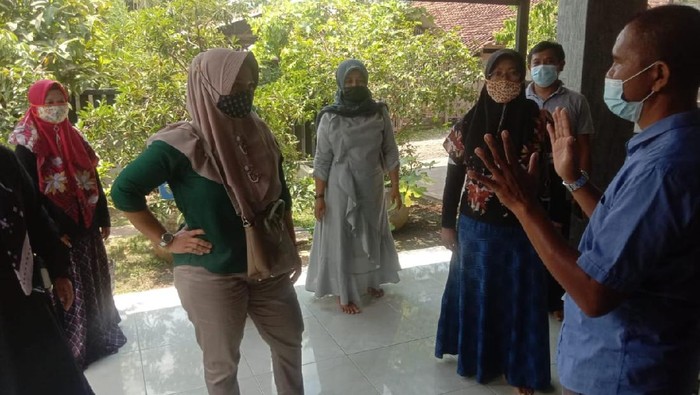 Rumah Suroto digeruduk Emak-emak Peternak Blitar