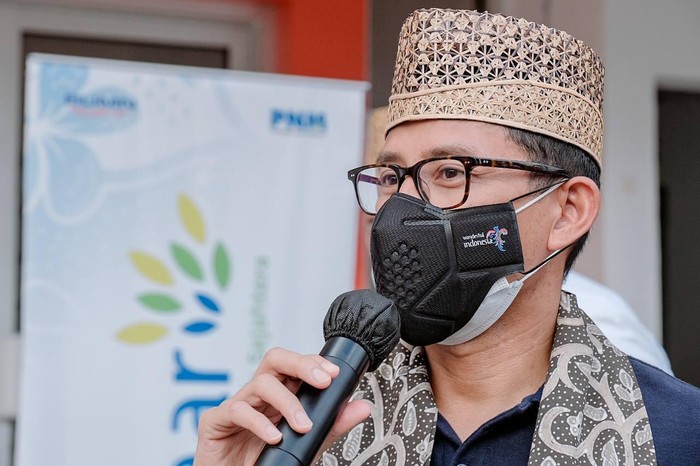 Menteri Pariwisata dan Ekonomi Kreatif/Kepala Badan Pariwisata dan Ekonomi Kreatif, Sandiaga Salahuddin Uno, berkesempatan untuk menemui pelaku ekonomi kreatif yang menjadi nasabah PT. Permodalan Nasional Madani (PNM) cabang Banyuwangi, Jawa Timur.