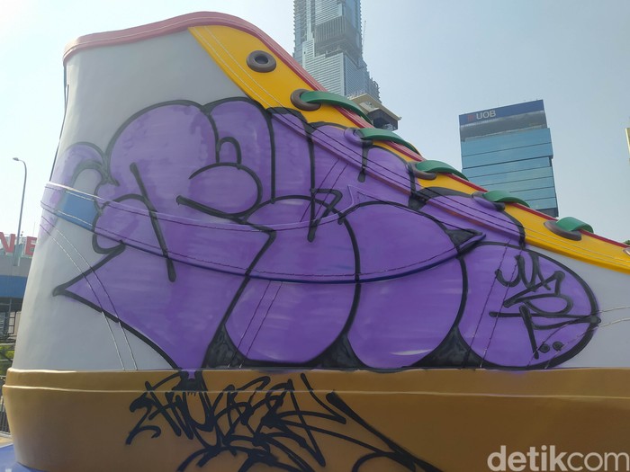 Sebuah tugu berbentuk sepatu yang baru dipamerkan di kawasan Sudirman, Jakpus sudah menjadi sasaran vandalisme. (Adhyasta D/detikcom) Sebuah tugu berbentuk sepatu yang baru dipamerkan di kawasan Sudirman, Jakpus sudah menjadi sasaran vandalisme. (Adhyasta D/detikcom)