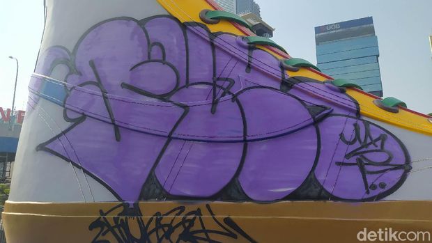 Sebuah tugu berbentuk sepatu yang baru dipamerkan di kawasan Sudirman, Jakpus sudah menjadi sasaran vandalisme. (Adhyasta D/detikcom)