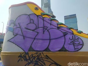 Satpol PP Cari Pelaku yang Coret-coret Tugu Sepatu di Sudirman
