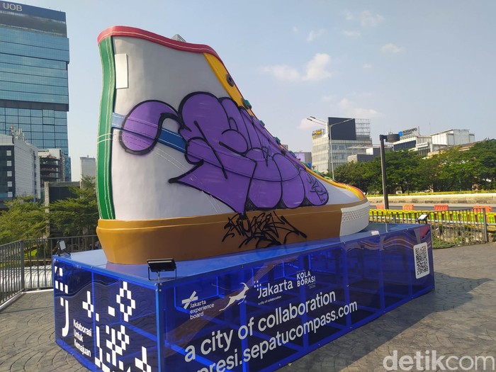 Sebuah tugu berbentuk sepatu yang baru dipamerkan di kawasan Sudirman, Jakpus sudah menjadi sasaran vandalisme. (Adhyasta D/detikcom) Sebuah tugu berbentuk sepatu yang baru dipamerkan di kawasan Sudirman, Jakpus sudah menjadi sasaran vandalisme. (Adhyasta D/detikcom)