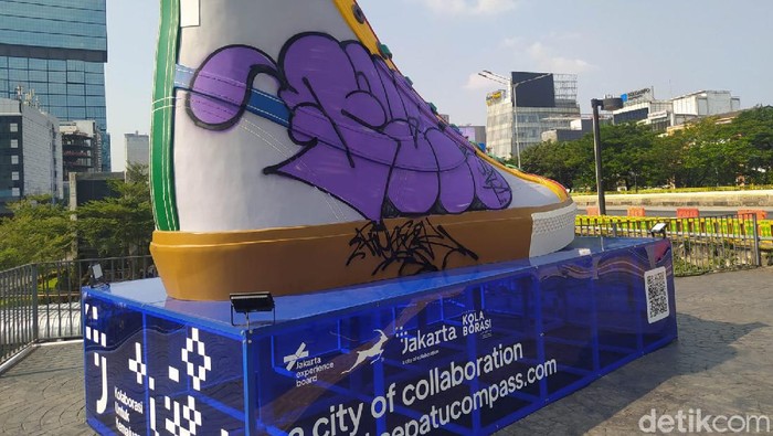 Sebuah tugu berbentuk sepatu yang baru dipamerkan di kawasan Sudirman, Jakpus sudah menjadi sasaran vandalisme. (Adhyasta D/detikcom)