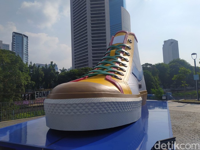 Sebuah tugu berbentuk sepatu yang baru dipamerkan di kawasan Sudirman, Jakpus sudah menjadi sasaran vandalisme. (Adhyasta D/detikcom)