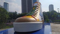 Sebelumnya, Wakil Gubernur DKI Jakarta Ahmad Riza Patria mengatakan tugu sepatu tersebut merupakan hasil kolaborasi dengan sejumlah pihak, salah satunya PT Jakarta Tourisindo (Jaktour). (Adhyasta D/detikcom)