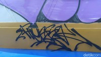 Di bawahnya, terlihat juga coret-coretan berwarna hitam semacam graffiti tags (Adhyasta D/detikcom)