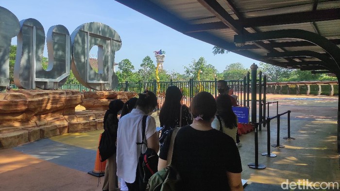 Sejumlah pengunjung mulai berdatangan ke Dufan pagi ini