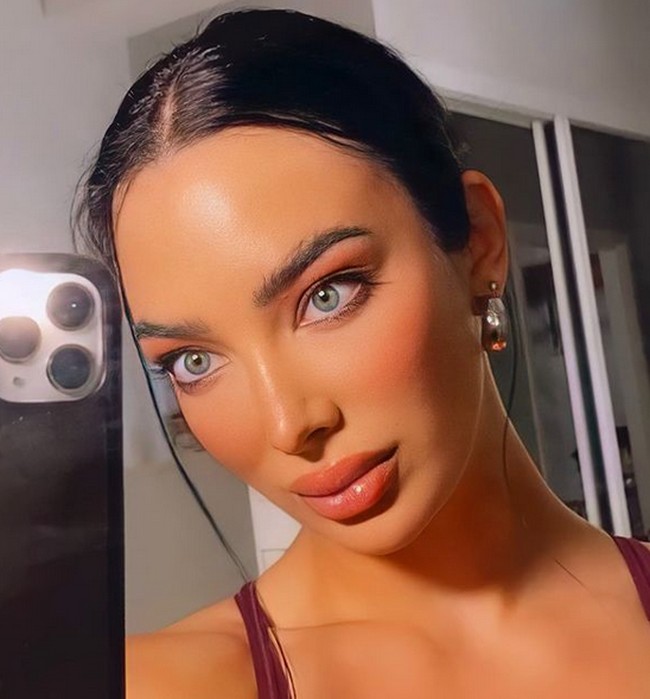 Wanita keturunan Bangladesh itu memiliki tubuh seksi bak bintang reality show itu. Foto: dok. Instagram/@shahirabarry