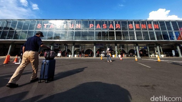 Yang perlu detikers tahu, ternyata penamaan stasiun berawal dari aktivitas pasar yang tidak jauh dari stasiun, yaitu Pasar Senen. Sesuai dengan namanya, Pasar Senen hanya beroperasi pada hari Senen. Yang perlu detikers tahu, ternyata penamaan stasiun berawal dari aktivitas pasar yang tidak jauh dari stasiun, yaitu Pasar Senen. Sesuai dengan namanya, Pasar Senen hanya beroperasi pada hari Senen.