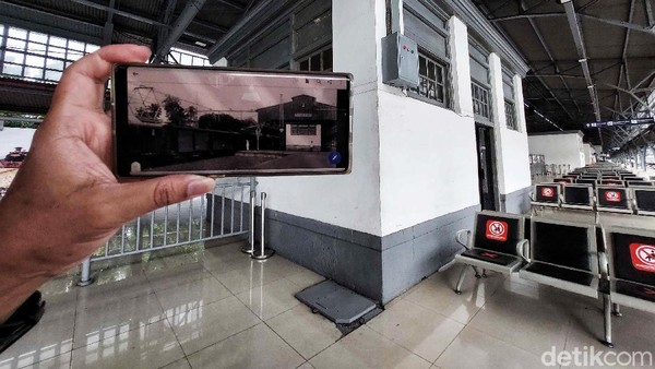 Surat kabar pada saat itu, Javabode menggambarkan Stasiun Pasar Senen yang baru sebagai stasiun yang indah, rapi, dan kokoh seakan seperti di Stasiun Amsterdam atau Haarlem. Surat kabar pada saat itu, Javabode menggambarkan Stasiun Pasar Senen yang baru sebagai stasiun yang indah, rapi, dan kokoh seakan seperti di Stasiun Amsterdam atau Haarlem.