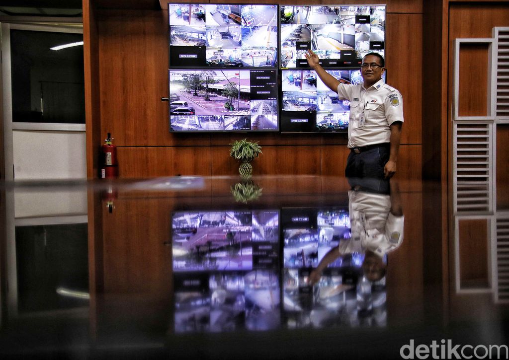 Stasiun Senen menjadi primadona bagi para perantau yang datang ke Jakarta. Sebab stasiun ini merupakan gerbang pertama bagi perantau yang ingin mengadu nasib di Ibukota.