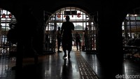 Karena stasiun ini merupakan gerbang pertama bagi perantau yang ingin mengadu nasib di kerasnya Ibu Kota.