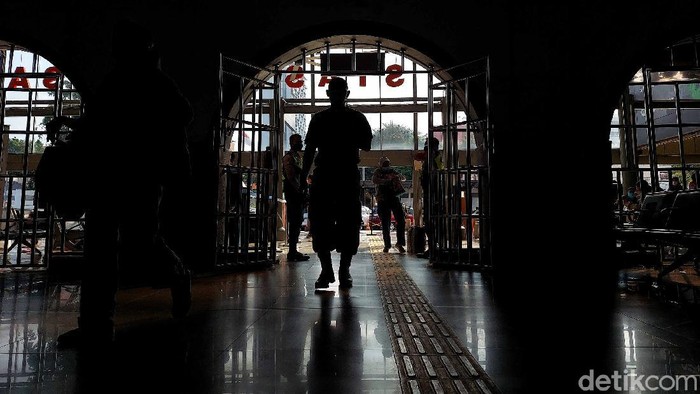 Stasiun Senen menjadi primadona bagi para perantau yang datang ke Jakarta. Sebab stasiun ini merupakan gerbang pertama bagi perantau yang ingin mengadu nasib di Ibukota.