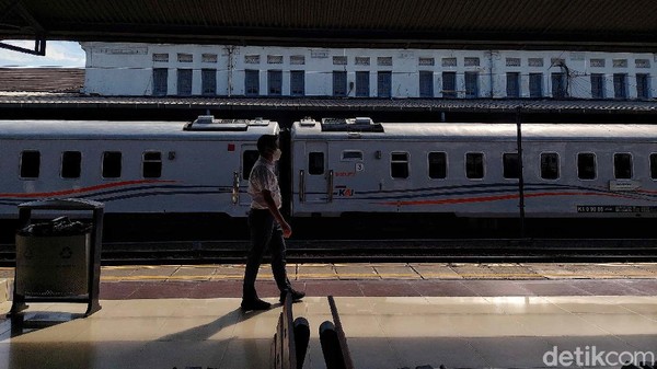 Gayung bersambut baik, tahun 1913 Staatssporwegen (SS) membeli jaringan perkeretaapian Jakarta-Buitenzorg (Bogor) milik perusahaan kereta api swasta Nederlandsch Indische Spoorweg Maatschappij (NISM). Sebelumnya jalur Jakarta-Bogor merupakan jalur kereta api pertama di Jakarta yang diresmikan pada tahun 1873. Gayung bersambut baik, tahun 1913 Staatssporwegen (SS) membeli jaringan perkeretaapian Jakarta-Buitenzorg (Bogor) milik perusahaan kereta api swasta Nederlandsch Indische Spoorweg Maatschappij (NISM). Sebelumnya jalur Jakarta-Bogor merupakan jalur kereta api pertama di Jakarta yang diresmikan pada tahun 1873.