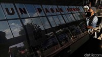 Setelah mengelola perkeretaapian di Jakarta, SS mulai merenovasi stasiun-stasiun besar, tak terkecuali Stasiun Pasar Senen. Stasiun ini direnovasi oleh arsitek Van Gendt, dibangun 100 meter arah timor dari stasiun awal.