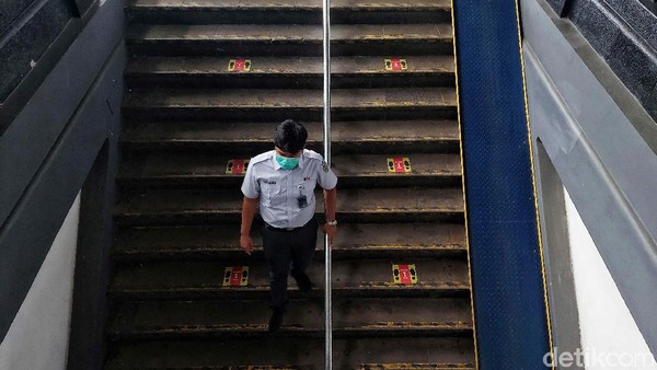 Stasiun Senen juga punya terowongan penumpang pertama di Indonesia yang dibangun oleh Arsitek Van Gendt. Stasiun Senen juga punya terowongan penumpang pertama di Indonesia yang dibangun oleh Arsitek Van Gendt.