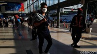 Arsitek Van Gendt juga membangun terowongan yang berfungsi untuk mengakomodir penumpang berpindah peron.
