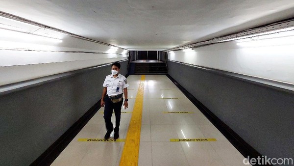 Perlu diketahui terowongan penumpang ini menjadi yang pertama dibangun di Indonesia. Dulunya ada dua stasiun yang memiliki teroeongan penumpang yang berada di bawah rel, yaitu Stasiun Pasar Senen, dan Stasiun Tugu. Perlu diketahui terowongan penumpang ini menjadi yang pertama dibangun di Indonesia. Dulunya ada dua stasiun yang memiliki teroeongan penumpang yang berada di bawah rel, yaitu Stasiun Pasar Senen, dan Stasiun Tugu.