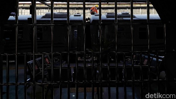 Stasiun Pasar Senen telah ditetapkan sebagai bangunan cagar budaya yang terdaftar di Kementerian Kebudayaan dan Pariwisata dengan nomor registrasi RNCB.19930329.02.000810 berdasarkan Peraturan Menteri Kebudayaan dan Pariwisata Nomor: PM.13/ PW.007/MKP/05 dan Surat Keputusan Gubernur DKI Jakarta No. 475 Tahun 1993. Stasiun Pasar Senen telah ditetapkan sebagai bangunan cagar budaya yang terdaftar di Kementerian Kebudayaan dan Pariwisata dengan nomor registrasi RNCB.19930329.02.000810 berdasarkan Peraturan Menteri Kebudayaan dan Pariwisata Nomor: PM.13/ PW.007/MKP/05 dan Surat Keputusan Gubernur DKI Jakarta No. 475 Tahun 1993.