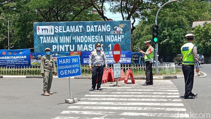 Suasana pemeriksaan ganjil genap di TMII, Sabtu (18/9).
