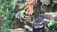 Ada spot foto untuk wisatawan dengan nuansa ala Bali. Wisatawan juga bisa naik kudo yang dipatok harga Rp 5 ribu per orang. 