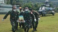 Foto: Tenaga kesehatan (nakes) korban kekejian KKB di Distrik Kiwirok, Pegunungan Bintang berhasil dievakuasi menggunakan helikopter TNI AD ke Jayapura (dok TNI AD)
