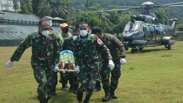Tenaga kesehatan (nakes) korban kekejian KKB di Distrik Kiwirok, Pegunungan Bintang berhasil dievakuasi menggunakan helikopter TNI AD ke Jayapura (dok TNI AD)