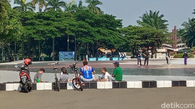 TMII sudah mulai beroperasi namun tak banyak wahana yang sudah dibuka. Mayoritas warga datang untuk berolahraga. (Annisa Rizky Fadhila/detikcom)