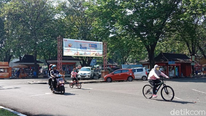 TMII sudah mulai beroperasi namun tak banyak wahana yang sudah dibuka. Mayoritas warga datang untuk berolahraga. (Annisa Rizky Fadhila/detikcom)