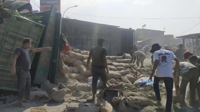 Truk muatan semen terguling di Sukabumi