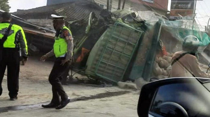 Truk muatan semen terguling di Sukabumi