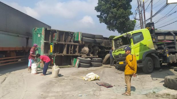 Truk muatan semen terguling di Sukabumi