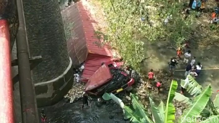 Truk terjun ke dasar sungai sedalam 15 meter di Brebes, Sabtu (18/9/2021).