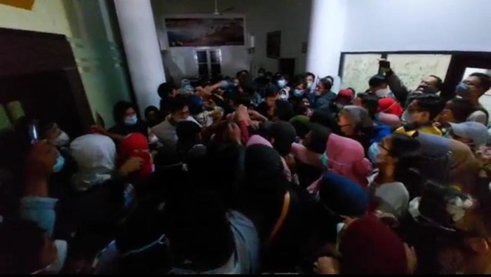 Vaksinasi di Alun-alun Serang sempat ricuh karena warga jual form registrasi
