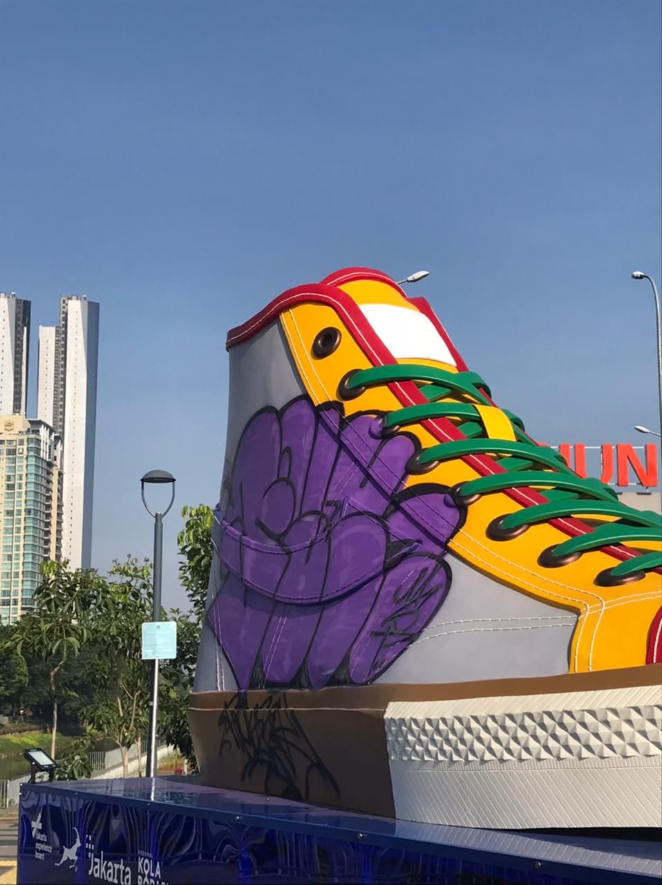 Tugu sepatu yang terpasang di depan Stasiun Sudirman BNI City jadi sasaran aksi vandalisme. Padahal tugu ini baru dipamerkan ke publik pada Jumat 17 September 2021 kemarin.