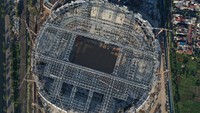 JIS merupakan stadion berstandar internasional berstandar FIFA dengan konsep green building level Platinum Grade berkapasitas 82 ribu penonton dengan atap buka-tutup (retractable roof), fasilitas sky viewing deck dan rumput hybrid pertama di Indonesia.