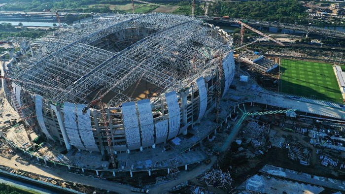 Wajah Terkini 'Old Trafford' Jakarta yang Digeber Anies Foto udara pembangunan Jakarta International Stadium (JIS) di Jakarta, Jumat (17/9/2021). Progres pembangunan Jakarta International Stadium berkapasitas 82.000 penonton yang digarap oleh PT Jakarta Propertindo itu pada minggu ke-105 telah mencapai 70,8 persen. ANTARA FOTO/Hafidz Mubarak A/hp.