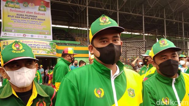 Wali Kota Medan Bobby Nasution melepas 89 atlet Kota Medan mewakili Sumatera Utara menuju Pekan Olahraga Nasional (PON) XX Papua 2021. (Datuk Haris/detikcom)
